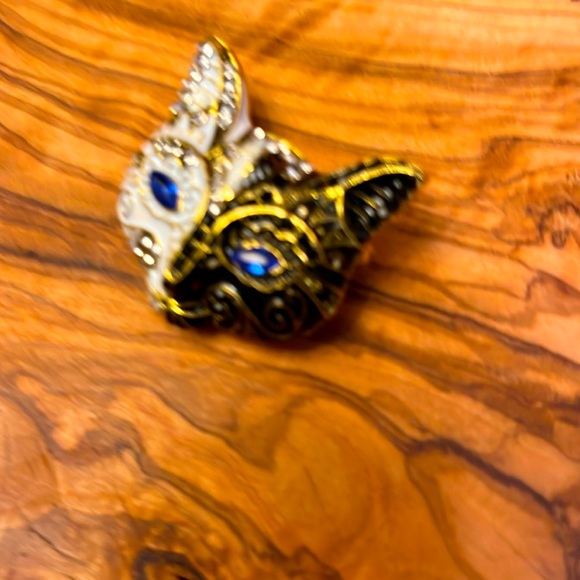 Masked Cat Brooch - Picture 3 of 5